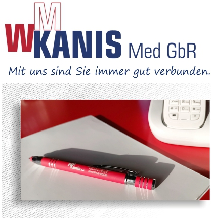 Rote Schreibtischplatte, auf der ein Schreibblock mit Stift liegt. Darüber das Firmenlogo.