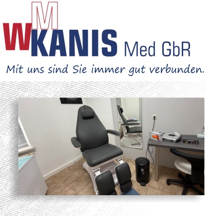 Schwarzer Behandlungsstuhl vor einem Spiegel im Behandlungszimmer, leicht schräg fotografiert. Darüber das Firmenlogo.