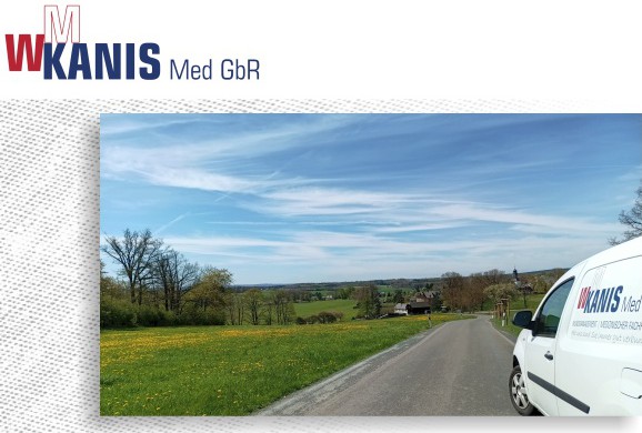 Fahrzeug mit Firmenaufschrift steht vor malerischer Frühlingslandschaft. Darüber das Firmenlogo.